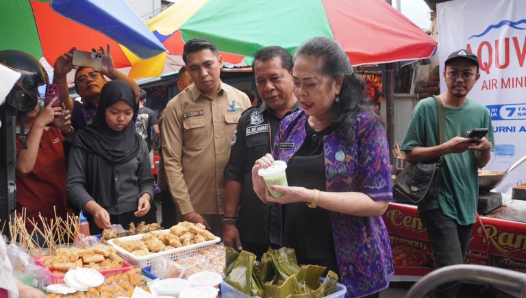 Tak Ditemukan Boraks dan Formalin, Loka POM dan Ketua TP PKK Buleleng Tinjau Keamanan Takjil di Kampung Anyar