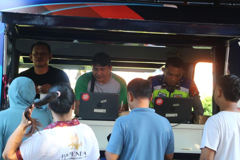 Bupati Sutjidra Luncurkan Mobil Samsat Keliling, Permudah Warga Buleleng Bayar Pajak Kendaraan
