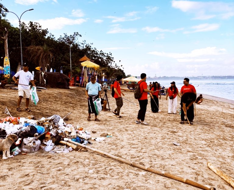 Aksi Nyata Hari Buruh, AMDATARA Bali–Nusra Gelar Bersih Pantai di Kuta