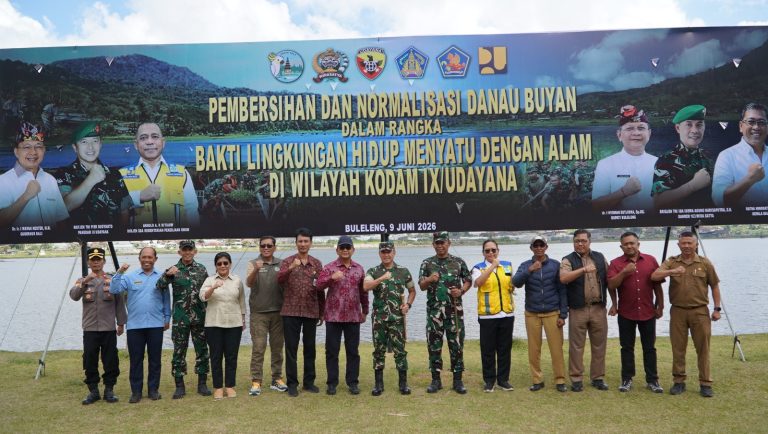 Komitmen Lestarikan Lingkungan, Bupati Buleleng Hadiri Aksi Pembersihan dan Normalisasi Danau Buyan