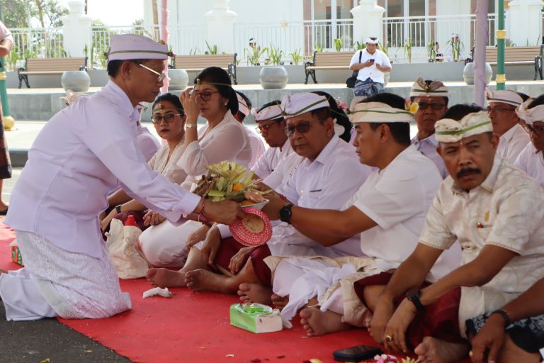 Puncak Karya Praja Mandala Singa Ambara Raja, Bupati Sutjidra Dorong Pelestarian Tradisi dan Persatuan