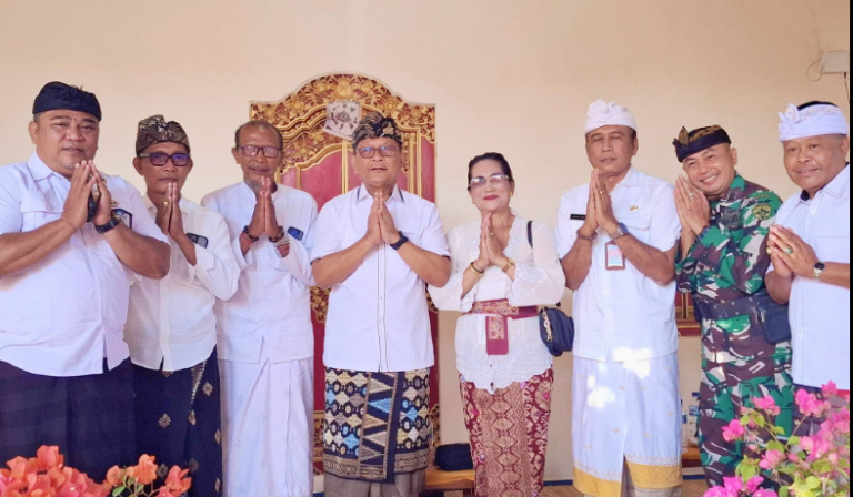 Bupati Sutjidra Hadiri Rsi Yadnya Padiksaan Madwijati di Giri Emas